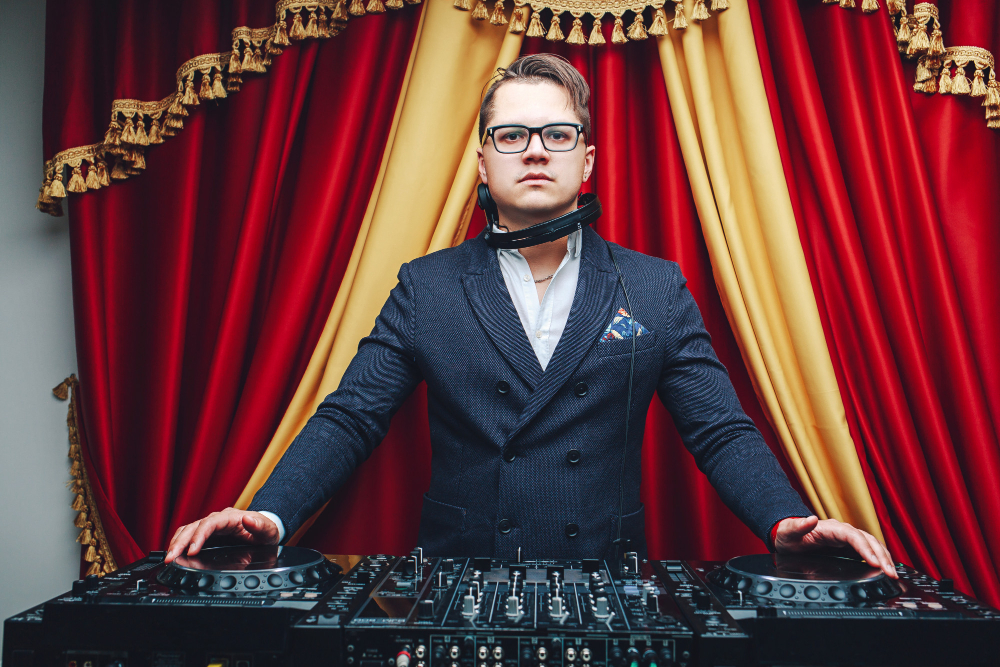 Maître de cérémonie et DJ pour animer une réception avec élégance et dynamisme
